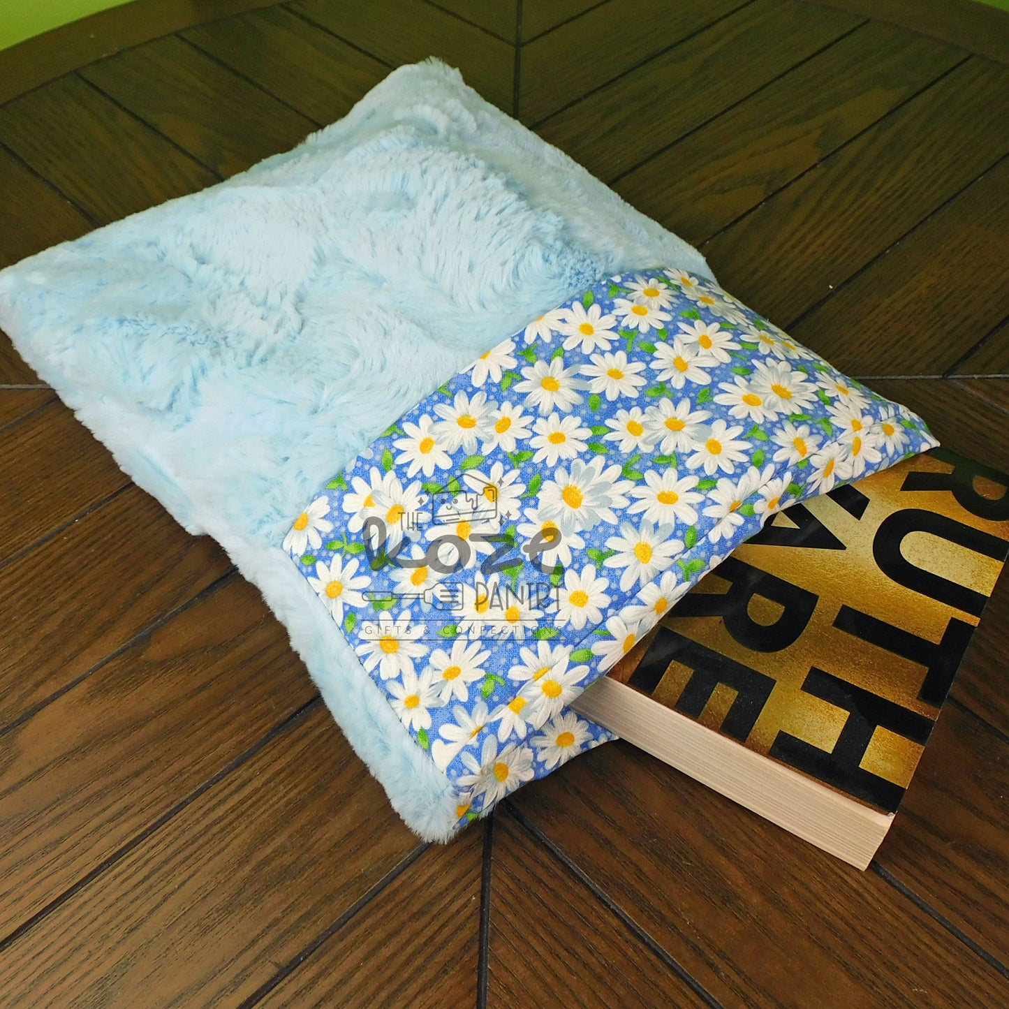 Light Daisies Book Pouch