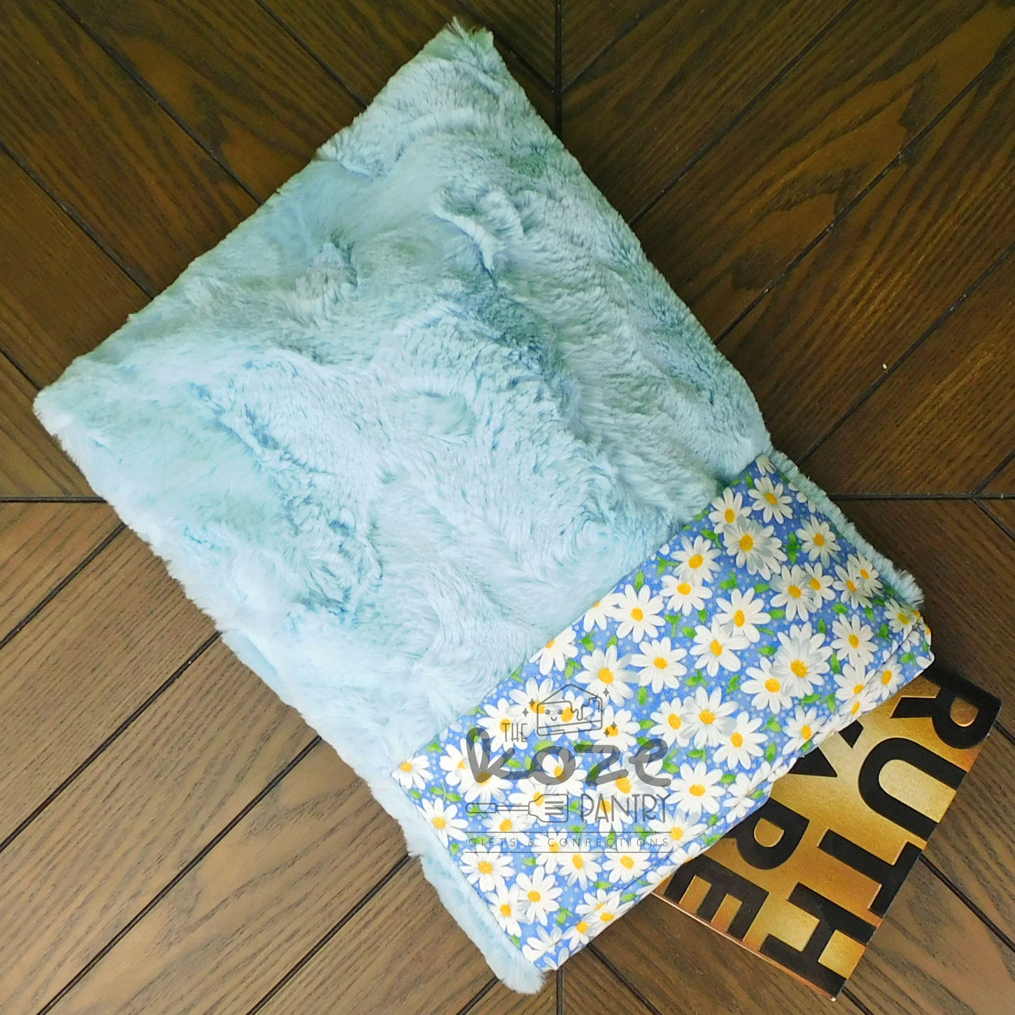 Light Daisies Book Pouch
