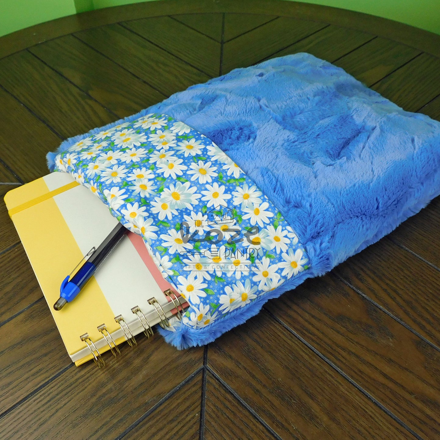Dark Daisies Book Pouch